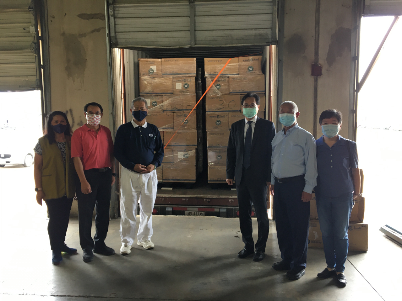 羅復文處長與慈濟基金會達拉斯分會凌源良執行長、陳世修僑務委員、牟呈華僑務諮詢委員、孟敏寬僑務諮詢委員及北德歌林郡台灣商會康碧娥名譽會長於裝載貨櫃合影