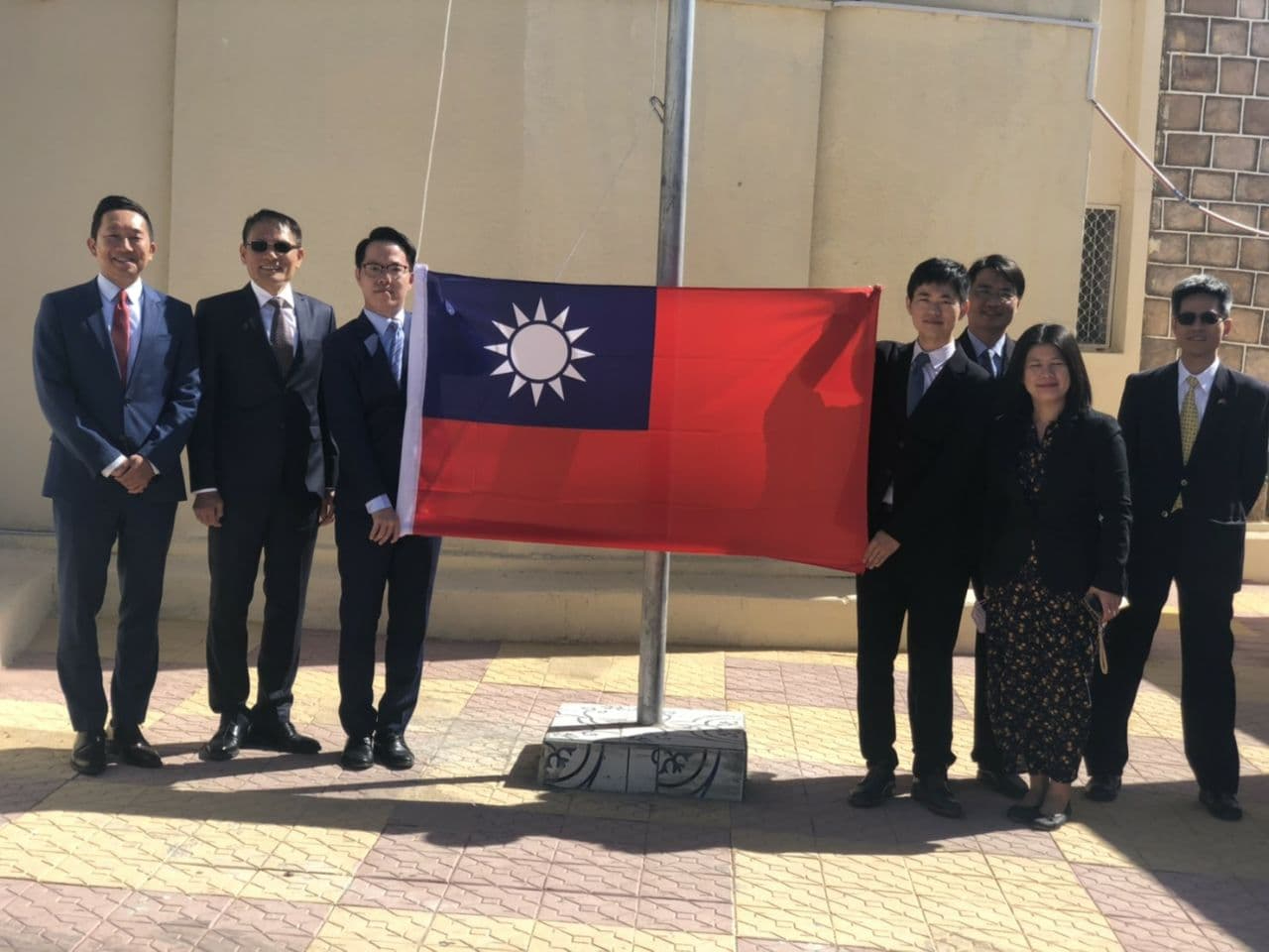 駐索馬利蘭代表處於本(110)年1月1日上午由吳副代表鎮祺偕駐處暨技術團同仁舉行升旗典禮，儀式莊嚴隆重。