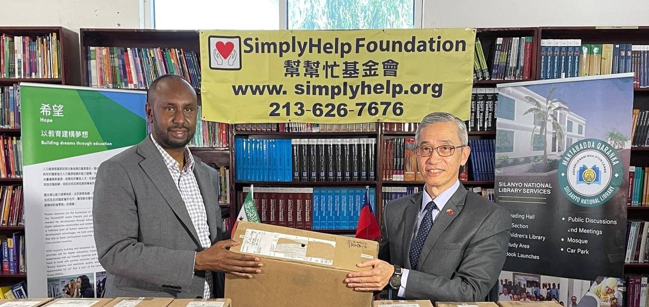 羅震華代表轉贈幫幫忙基金會捐贈之電腦予索馬利蘭國家圖書館館長Ahmed Elmi，協助索國推動數位教育及縮短數位落差。
