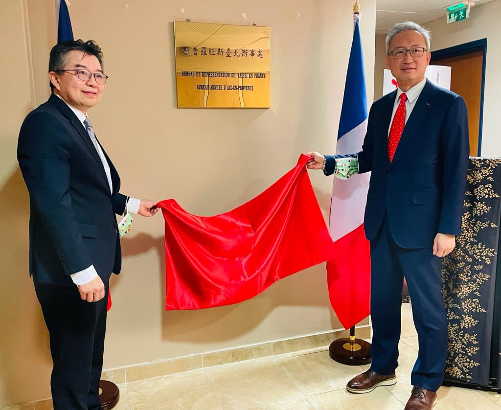 S.Exc. François Chihchung WU et le consul général Chi-chih SHIN dévoilent la plaque du nouveau bureau