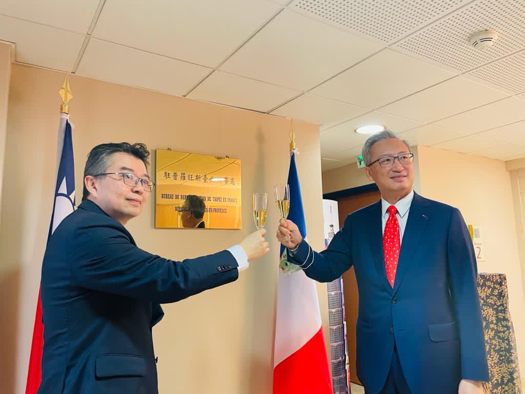 S.Exc. François Chihchung WU et le consul général Chi-chih SHIN portent un toast