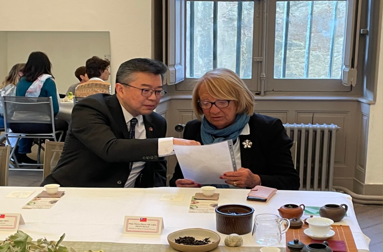 Le Consul Général expliquant à l'Adjointe au Maire Mme SICARD-DESNUELLE la répartition des cultures de thé à Taïwan