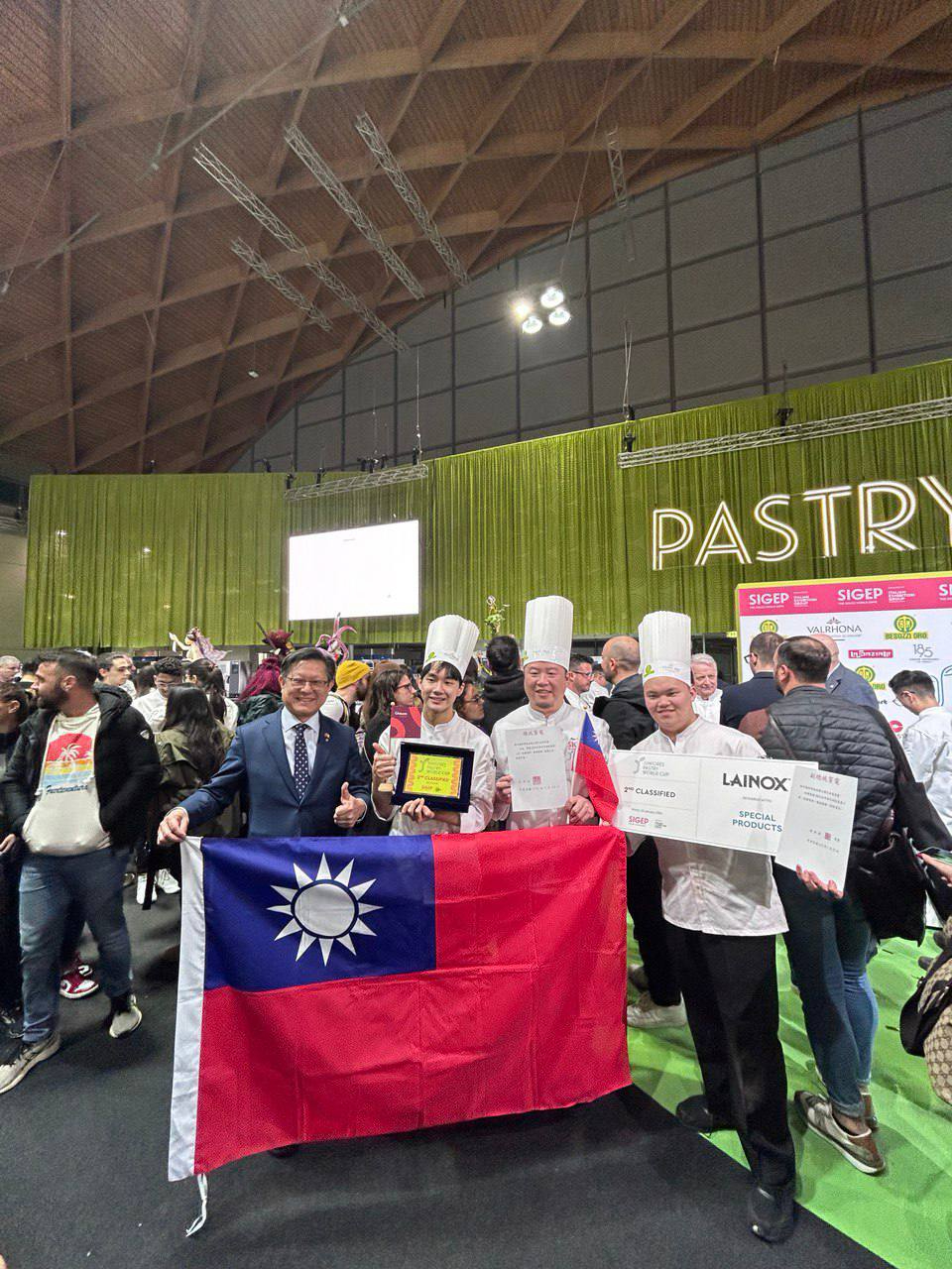台灣代表隊由王上承及李哲瑋兩名師傅組隊參加「世界青年甜點盃」勇奪第二名