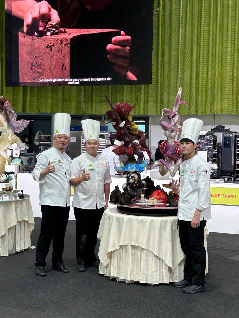 台灣代表隊由王上承及李哲瑋兩名師傅組隊代表台灣參加世界青年甜點盃。