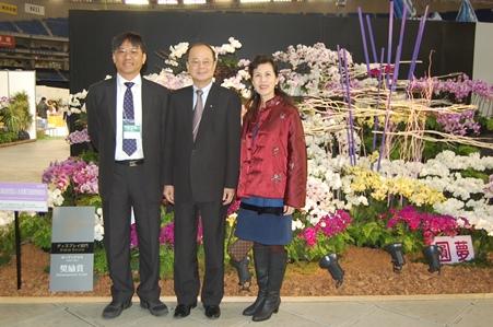 駐日代表處沈大使（中間）於2月12日出席「2016年日本世界蘭花展」内覽會，「社團法人台灣蘭花産銷發展協会」高紀清・理事長（左）陪同說明。