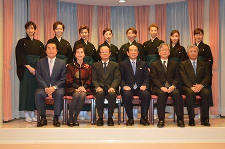 交流協會大橋光夫會長(前排右3)、寶塚歌劇團小川友次理事長(前排左1)、駐日代表沈斯淳代表