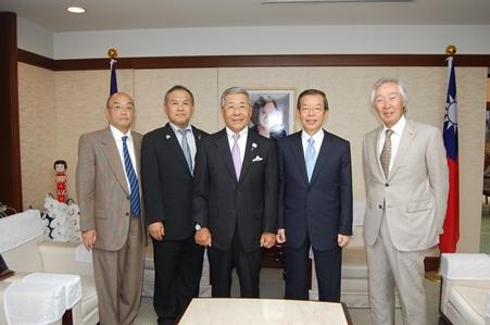 駐日本代表謝長廷(右2)與「八王子・台灣友好交流協會」理事長黑須隆一(右3)等一行合影。