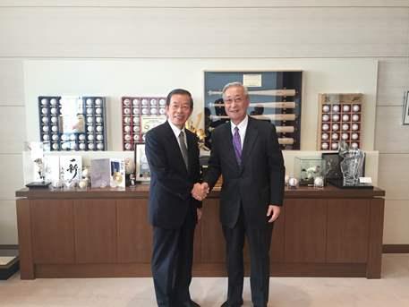 駐日本代表謝長廷(左)與日本「讀賣新聞」最高顧問老川祥一(右)合影。