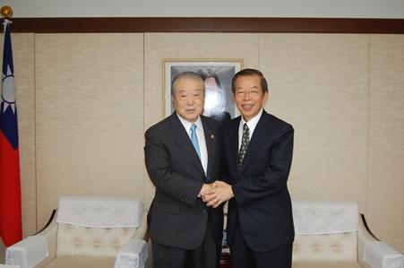 駐日代表謝長廷(右)與「日台運動・文化推進協會」理事長松本彧彥合影。