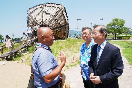 駐日代表謝長廷、新竹縣長邱鏡淳觀賞藝術家林舜龍展出作品。
