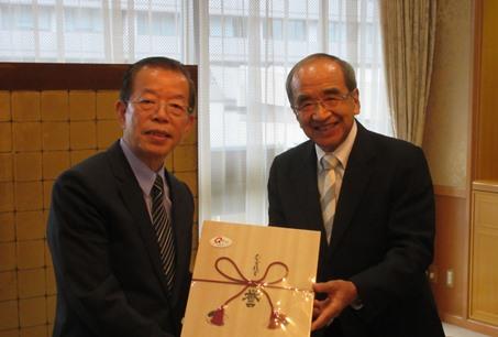 駐日本代表謝長廷(左)與大分縣知事廣瀨勝貞(右)合影。