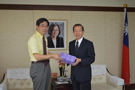 駐日本代表謝長廷(右)、東北大學寒川誠二教授(左)合影。