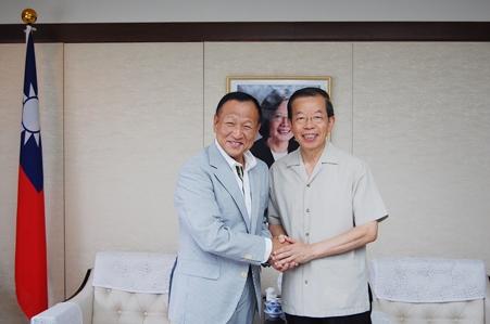 謝長廷駐日代表〈右〉、大江康弘亞東親善協會會長〈左〉