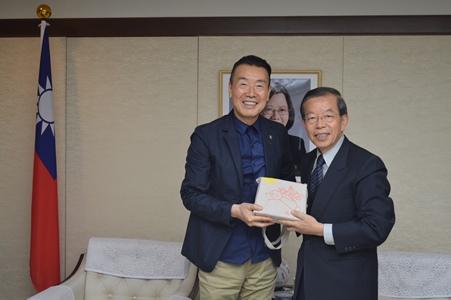謝長廷駐日代表〈照片右〉，中野善壽･社長兼CEO〈左〉
