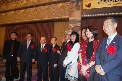 駐日代表･謝長廷〈照片左4〉、交通部觀光局副局長･劉喜臨〈左2〉、財團法人台灣觀光協會副會長･戴啟珩〈右4〉、雲林縣長･李進勇〈右5〉、日本旅行業協會會長･田川博己〈左3〉、日本旅行業協會副會長･丸尾和明〈右1〉。
