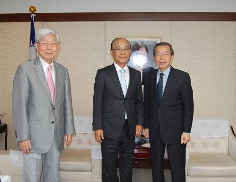 照片右起 謝長廷･駐日代表、NPO法人岡崎研究所 太田博･理事長∕所長、茂田弘･副理事長
