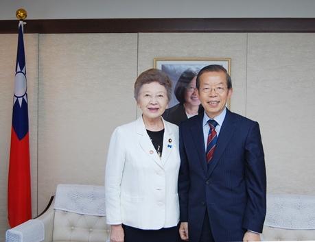 謝長廷･駐日代表〈照片右〉、中山恭子･黨主席〈左〉