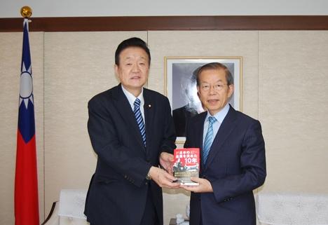 謝長廷･駐日代表〈照片右〉、藤田幸久･參議院議員〈左〉