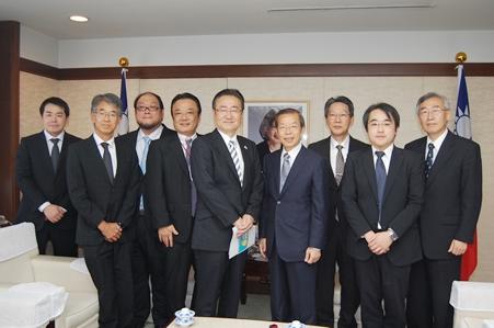 謝長廷･駐日代表〈照片右4〉、石森孝志･八王子市長〈同5〉與參加「台北國際發明展〈9∕29〜10∕1〉」八王子市的企業代表一行