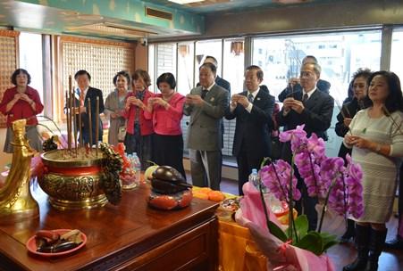 謝長廷･駐日代表〈照片前排右3〉、僑務委員會委員長･吳新興〈前排右2〉、
詹德薰･東京媽祖廟董事長〈照片前排右4〉
