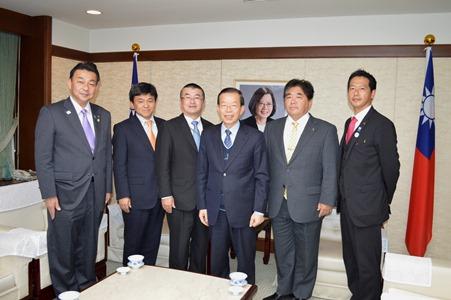 照片左起 小野克典･桶川市長、松本武洋･和光市長、吉田信解･本庄市長、謝長廷･駐日代表、藤本正人･所沢市長、中原恵人･吉川市長
