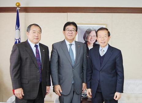 謝長廷･駐日代表･〈照片右〉、金子恭之･眾議院議員∕啦啦隊推進議員連盟幹事長〈中央〉、中村節夫･公益社團法人日本啦啦隊協會會長∕國際啦啦隊聯盟會長〈左〉
