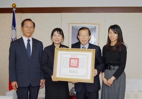 謝長廷･駐日代表〈照片右2〉、故張義雄先生長女･鈴木靜女士〈左2〉及其家屬