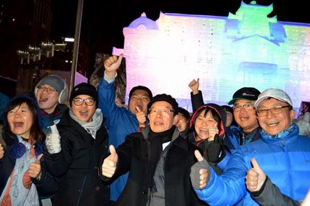 謝長廷･駐日代表在「台北賓館」冰雕前與台灣觀光客合影