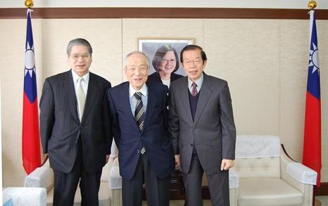 照片右起 謝長廷･駐日代表、谷口誠･櫻美林大學北東亞綜合研所評議委員〈前日本駐聯合國大使〉、川西重忠･所長
