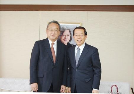 謝長廷･駐日代表〈照片右〉、平山惇･木德神糧株式會社代表取締役社長〈照片左〉