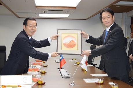 謝長廷･駐日代表･〈照片左〉、尾崎正直･高知縣知事〈右〉
