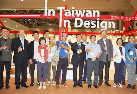 謝長廷･駐日代表〈照片右7〉推薦在「國立台灣工藝研究發展中心」所規劃台灣館出展台灣業者的產品