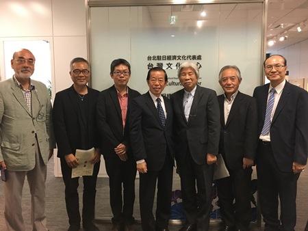 照片左起 福井昌平･文化部國際諮商顧問、黃俊銘･「台北機廠」保存計畫主持人、曾宏民･「哈瑪星台灣鐵道館」計畫主持人、謝長廷･駐日代表、水戶岡銳治･鐵道列車設計師、荒木文宏･大宮鐵道博物館副館長