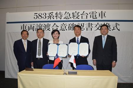 照片左起 謝長廷･駐日代表、洪世佑･國立台灣博物館館長、鄭麗君･文化部長、西山隆雄･JR東日本鐵道公司常務取締役、最明仁･JR東日本鐵道公司執行役員國際事業本部長
