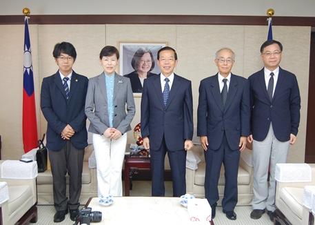 謝長廷･駐日代表〈照片中央〉、地曳寬子･全日本柔拳聯盟會長〈左2〉