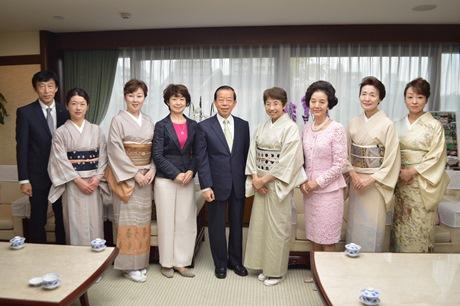 謝長廷･駐日代表〈照片中央〉、川崎禮子･山形女將會會長〈右4〉