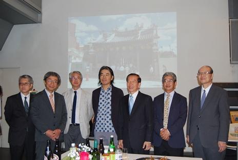 謝長廷･駐日代表〈照片右3〉、保科豐巳･東京藝術大學理事〈右2〉、日比野克彥･東京藝術大學美術部長〈左4〉、木島隆康･東京藝術大學教授〈左3〉、桐野文良･東京藝術大學教授〈左2〉



