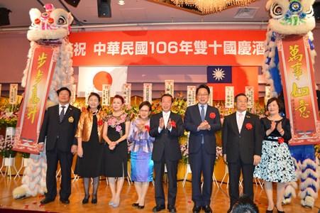 謝長廷･駐日代表〈照片右4〉、洪益芬･橫濱華僑總會會長〈左3〉、新垣旬子･日本中華聯合總會會長〈左2〉、陳桎宏･駐日代表處橫濱分處處長〈右2〉
