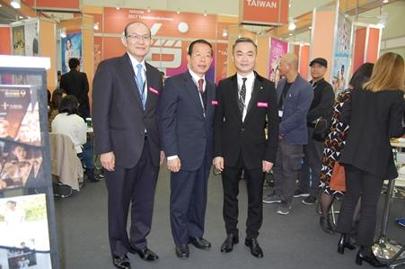 謝長廷･駐日代表〈照片中央〉、楊繼昌･台北影音節目製作商業同業公會理事長〈右〉、朱文清･駐日代表處台灣文化中心主任〈左〉
