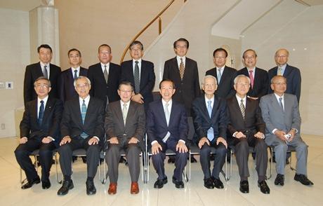 謝長廷･駐日代表〈照片前列中央〉、西川禎一･蓬萊會代表幹事〈前列左3〉與蓬萊會成員一行