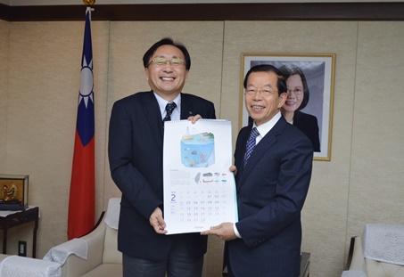 謝長廷･駐日代表･〈照片右〉、三村申吾･青森縣知事〈左〉
