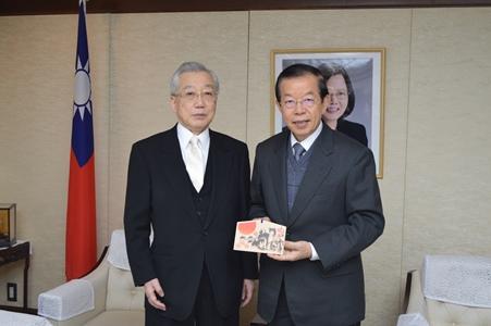謝長廷･駐日代表〈照片右〉、吉田源彥･北海道神宮宮司〈左〉