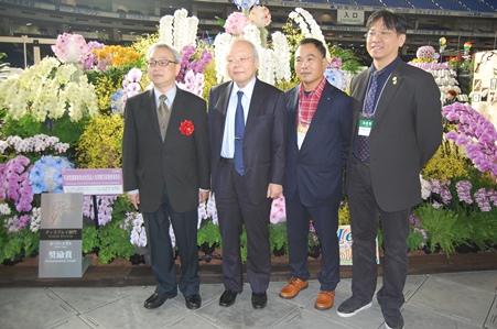 郭仲熙･駐日副代表〈照片左2〉黃文榮･台灣蘭花產銷發展協會理事∕審查委員會主任委員〈右2〉、高紀清･台灣蘭花產銷發展協會前理事長〈右1〉
後方為此次蘭展「景觀布置項目獎勵賞」之「行政院農委會 財團法人台灣蘭花產銷發展協會」得獎作品。
