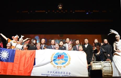 吳新興･中華民國僑務委員會委員長〈照片後排左4〉、謝長廷･駐日代表〈同5〉、紀秋美･107年春節文化訪問團執行委員長=埼玉台灣總會會長〈同3〉
