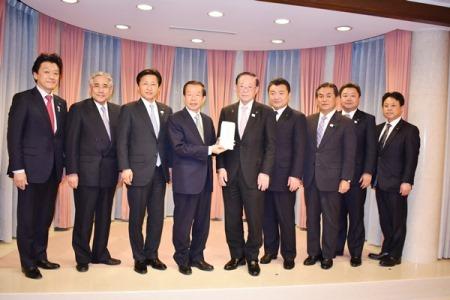謝長廷･駐日代表〈照片左4〉、高橋信博･東京都議會「日台友好議員連盟」會長〈右5〉
