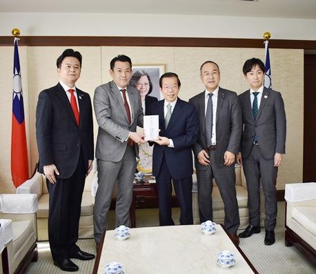 山內晃･會長〈照片左2〉
謝長廷･駐日代表〈中央〉代表接受慰問金