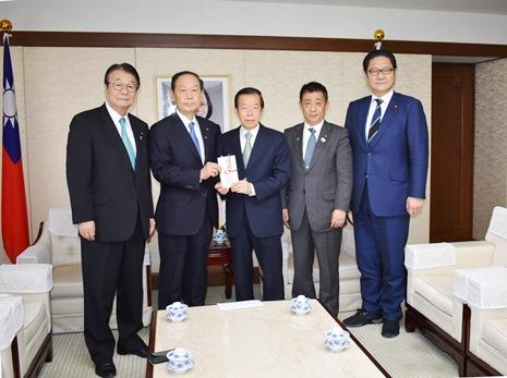 亞洲太平洋國會議員聯盟（APPU）議員團 山口俊一･副團長∕眾議院議員〈左2〉、山本順三･幹事長∕參議院議員〈左1〉、井原巧･事務局長∕參議院議員〈右2〉、穴見陽一･事務局長代理∕眾議院議員〈右1〉
謝長廷･駐日代表〈中央〉代表接受慰問金