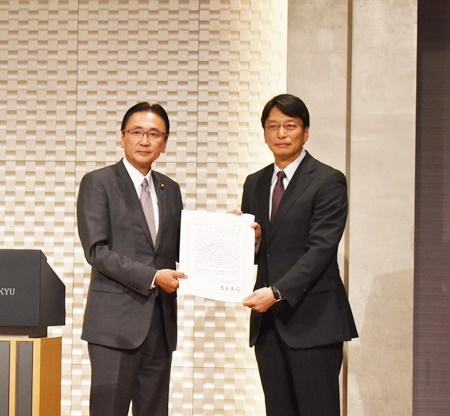 「日華議員懇談會」會長 古屋圭司･眾議院議員（照片左）將「支持台灣以觀察員身分參加WHA」決議文交給 張仁久･駐日副代表（右）
