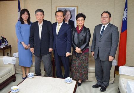 謝長廷･駐日代表〈照片中央〉、楊合義･平成國際大學名譽教授（左2）、淺野和生･日台關係研究會事務局長（右1）