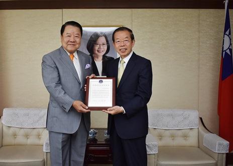  駐日代表謝長廷〈照片右〉代僑委會頒贈「僑務委員會銀質獎牌」予東京媽祖廟董事長詹德薰〈照片左〉，感謝詹董事長捐款協助花蓮震災
